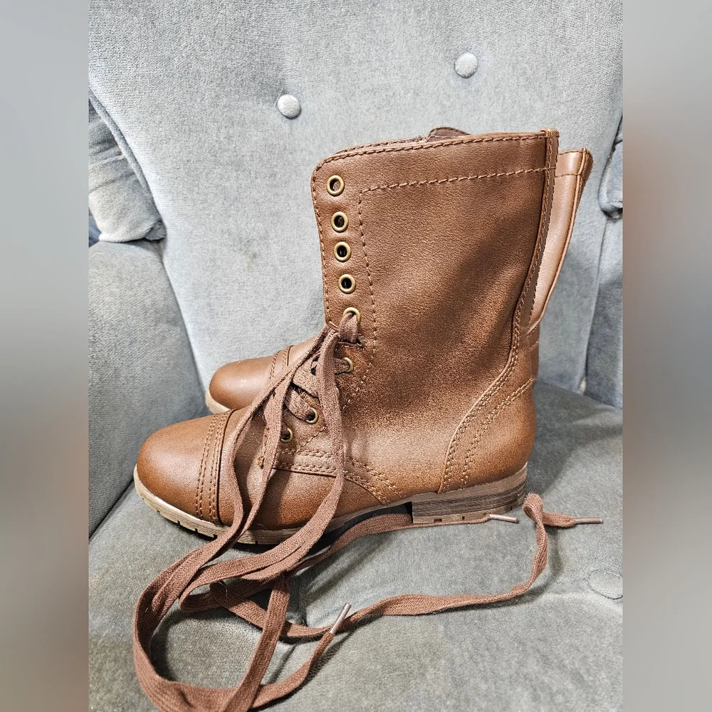 Boots - Picture 3 of 11